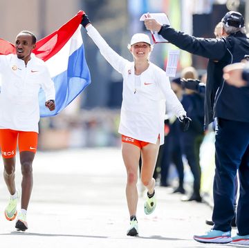 abdi nageeye en nienke brinkman vieren hun nationale record bij de marathon rotterdam