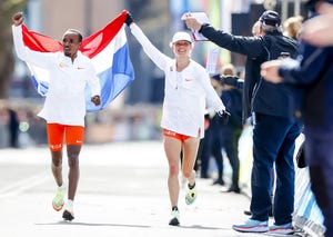 abdi nageeye en nienke brinkman vieren hun nationale record bij de marathon rotterdam