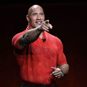 dwayne the rock johnson señala al público durante una charla