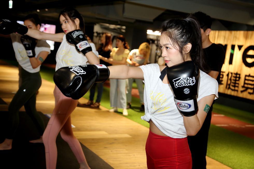 Boxing glove, Kickboxing, Striking combat sports, Footwear, Contact sport, Boxing equipment, Muay thai, Boxing, Sport venue, 