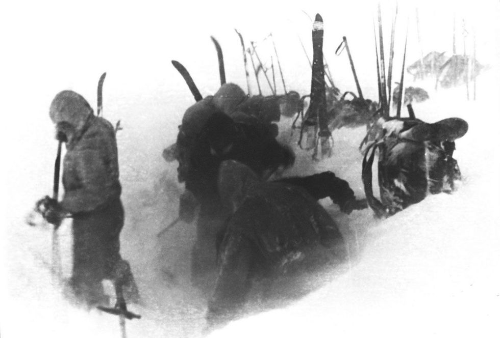 Op filmrolletjes die op de plek des onheils werden gevonden stond ook de laatste foto die door een lid van de Djatlovgroep werd genomen van groepsleden die een plek in de sneeuw uithakken om er hun tent op te zetten