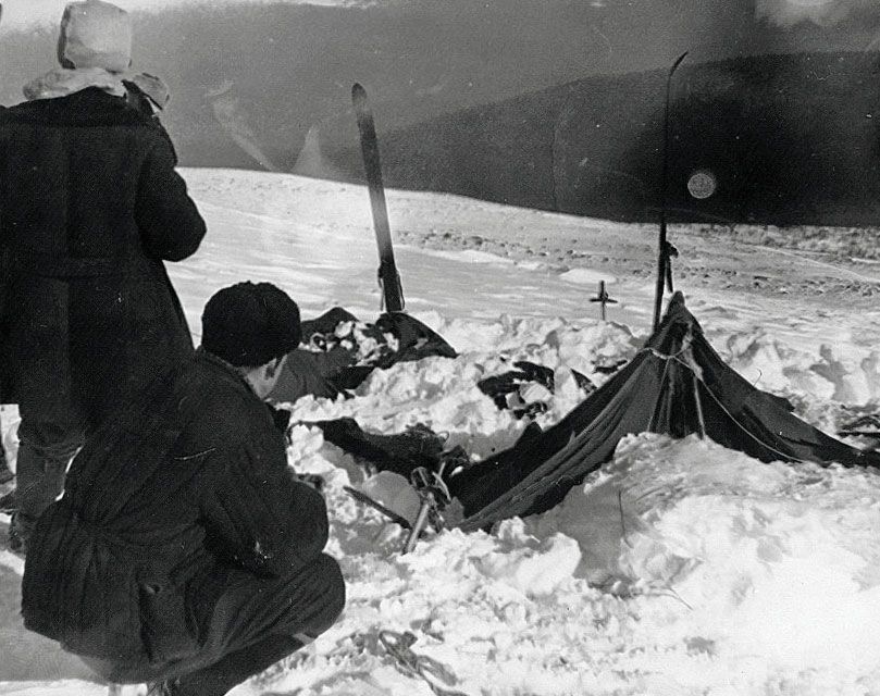 Sovjetonderzoekers bekijken op 26 februari 1959 de tent waarin leden van een expeditie naar de Djatlovbergpas door een lawine werden overvallen De tent was van binnenuit opengesneden en veel slechtoffers hadden op sokken of blote voeten een goed heenkomen gezocht