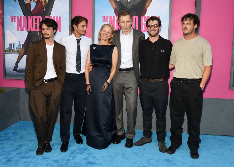 Die beiden Schauspieler mit ihren Kindern: Andersons Söhnen Dylan Jagger Lee und Brandon Thomas Lee sowie Neesons Söhnen Daniel Neeson und Michael Neeson.