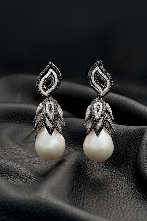 Earrings, Jewellery, Pearl, Fashion accessory, Body jewelry, Silver, Diamond, Silver, Gemstone, Ear, 