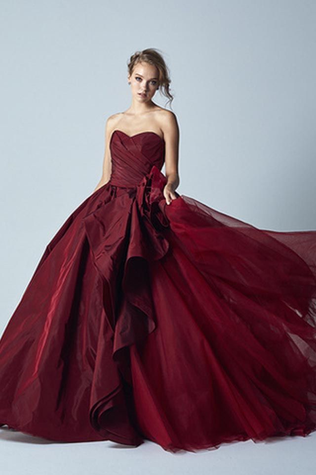 大人花嫁のための、最新シックな赤ドレスカタログ| ELLE mariage
