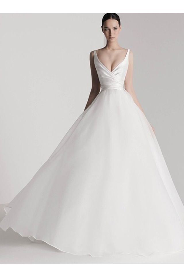 ウエディングドレス:おしゃれ花嫁はVネックがお好き | ELLE ウエディングドレス:おしゃれ花嫁はVネックがお好き | ELLE
