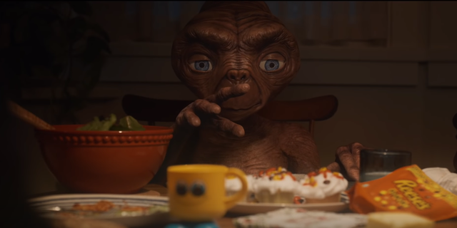 E.T. keert speciaal voor een kerst-commercial terug naar de aarde.