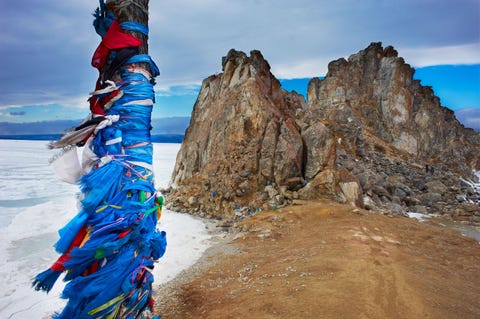 Baikalmeer Volgens de lokale legende zou er een godheid op een rotspunt aan de westoever van het onherbergzame rotseiland Olchon in het Baikalmeer wonen De rots is een van de heiligste plekken voor de Boerjaten een inheems volk waarvan de religie zowel sjamanistische als boeddhistische invloeden verraadt De Boerjaten woonden oorspronkelijk rond het Siberische Baikalmeer een Wereldnatuurerfgoed en het grootste en diepste zoetwaterreservoir op aarde