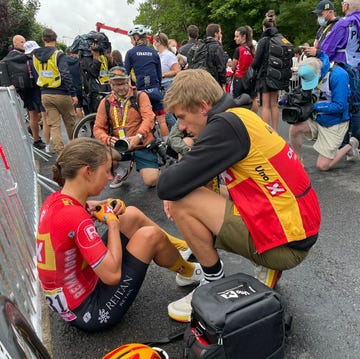 anouska koster in shock na etappe 2 van de tour de france femmes tegen een hek geleund