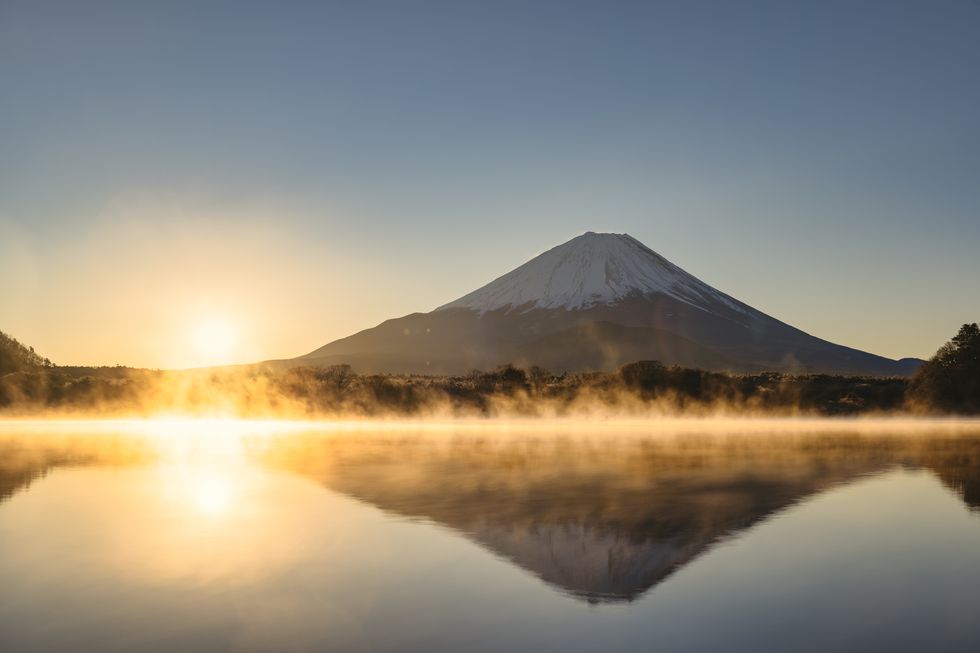 新年の頃に富士五湖の１つである精進湖に映り込む富士山と日の出 mt fuji and sunrise reflected in lake shoji