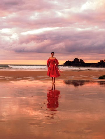 model op het strand met roze lucht