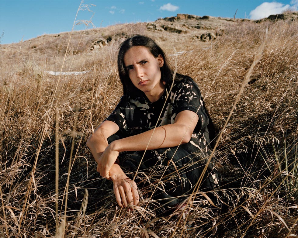 XIUHTEZCATL MARTINEZ  Martinez 19 is geboren in Colorado en kreeg een traditioneel Mexicaanse opvoeding Hij is hiphopartiest en jeugddirecteur van Earth Guardians een groep die trainingen geeft aan jonge milieuactivisten Martinez is een van de 21 jonge ren die de Amerikaanse overheid voor het gerecht dagen om hun grondwettelijke recht op leven en vrijheid af te dwingen Hun eis de overheid moet klimaatverandering tegengaan en het gebruik van fossiele brandstoffen terugdringen