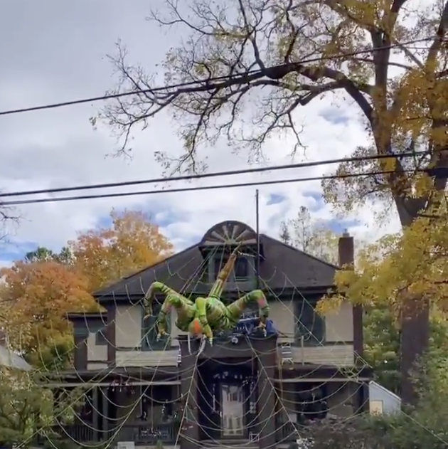 This Home\'s Giant Moving Spider Is Next-Level Halloween Decor