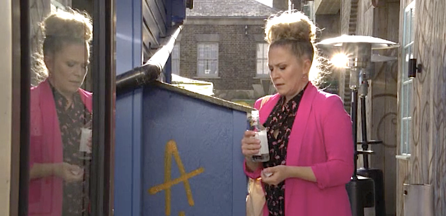 EastEnders Spoilers - Linda Carter Returns To Drinking