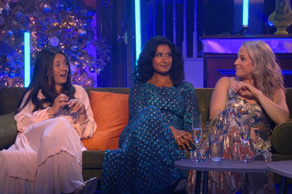 Eastenders the Six en BBC Three, Lacey Turner, Balvinder Sopal y Kellie Bright se sientan en un sofá frente a un árbol de Navidad