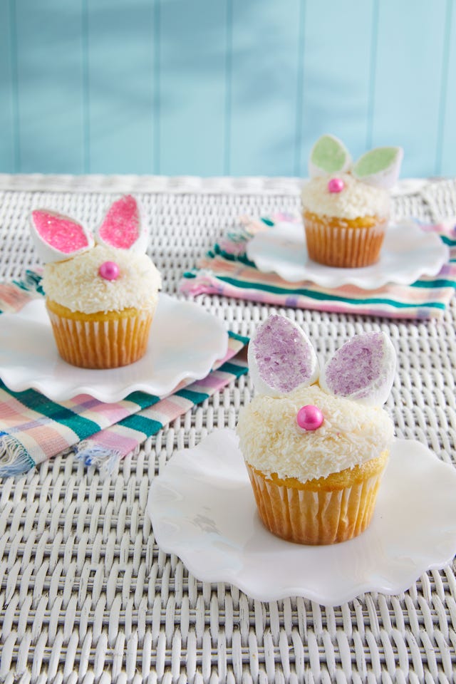 How to make marshmallow Easter bunny ears for a festive drink