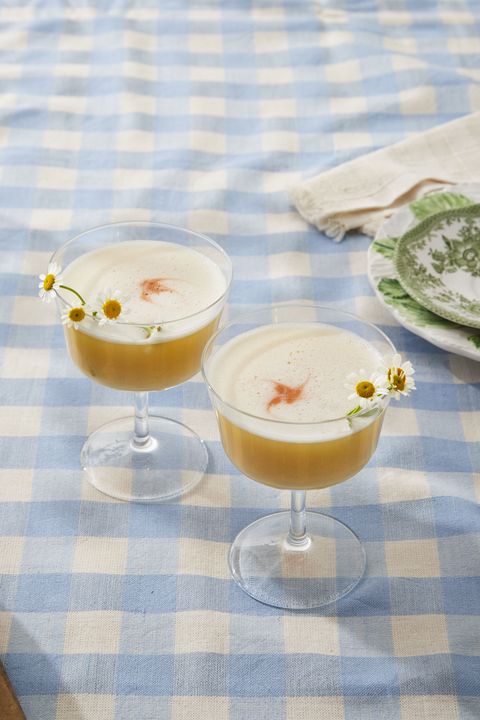 spring gin flip cocktail in glasses with chamomile flowers as garnish