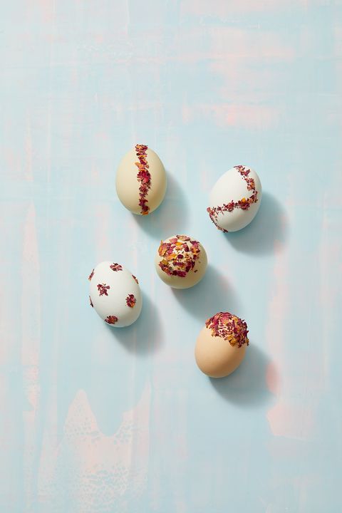 easter egg decorating ideas, five eggs with dried flowers attached