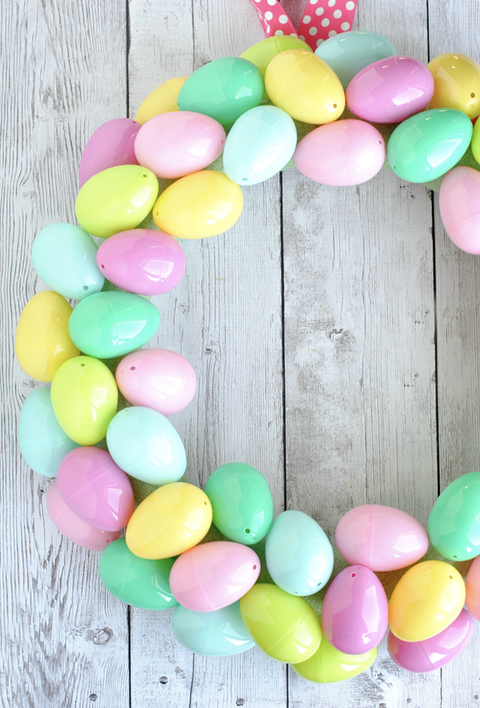 easter egg ideas, wreath made of colorful eggs
