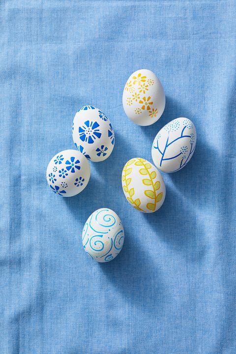 easter egg ideas, beautifully designed white eggs using a paint pen
