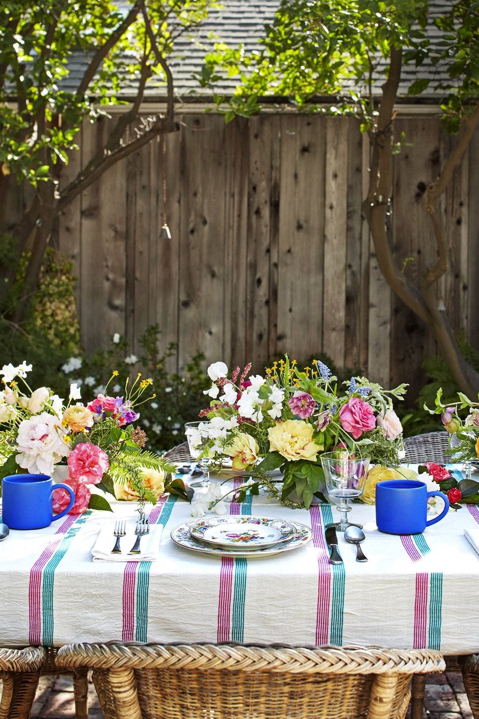 mesa en el jardín con centros de flores