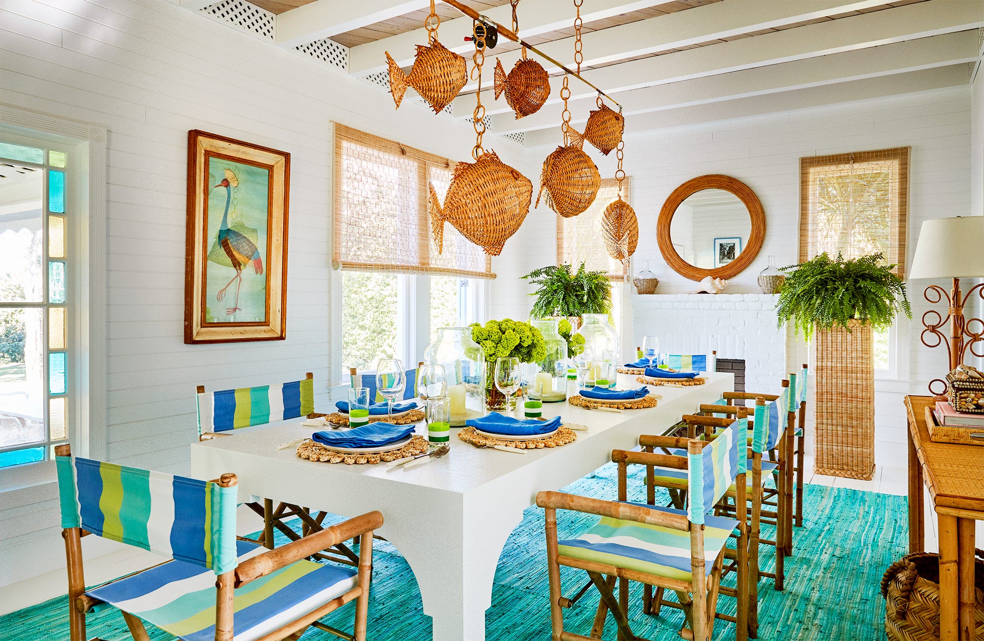 mesa de comedor decorado con arreglos de flores y plantas en color verde