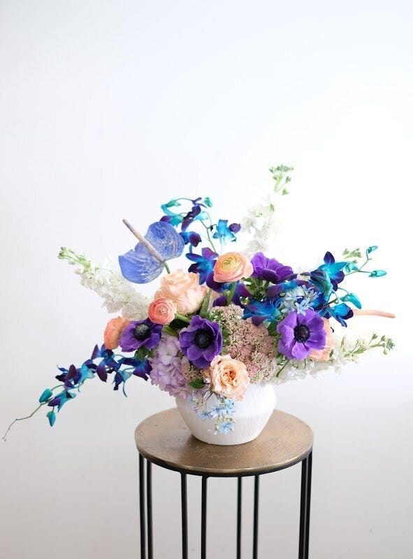 centro de flores con orquídeas azules