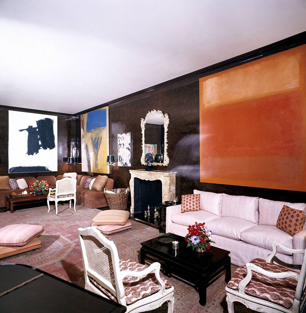 united states   november 01 living room in mr and mrs lee eastmans new york apartment designed by billy baldwin, with mark rothko painting similar to one on opposite wall above off white sofa which matches one on opposite wall paintings by willem de kooning and franz kline on the far walls photo by horst p horstconde nast via getty images