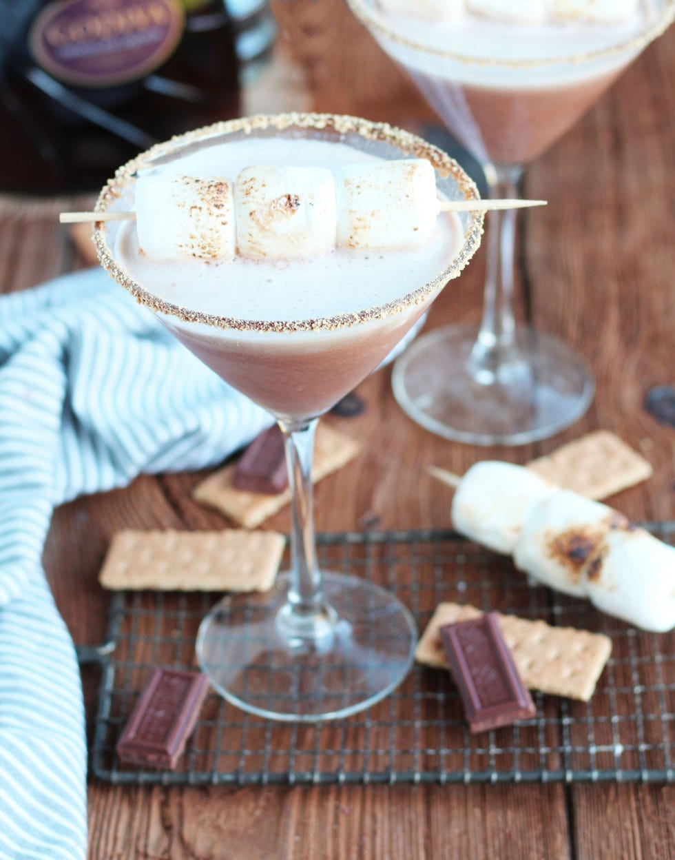 https://hips.hearstapps.com/hmg-prod/images/easy-3-ingredient-cocktails-godiva-chocolate-s-mores-martini-1500406492.jpg?crop=1xw:1xh;center,top&resize=980:*