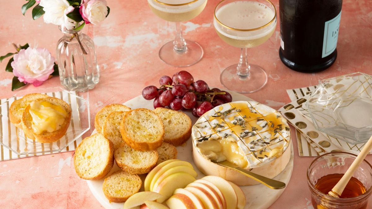 https://hips.hearstapps.com/hmg-prod/images/easy-baked-brie-recipe2-1638379319.jpg?crop=1xw:0.8434864104967198xh;center,top&resize=1200:*