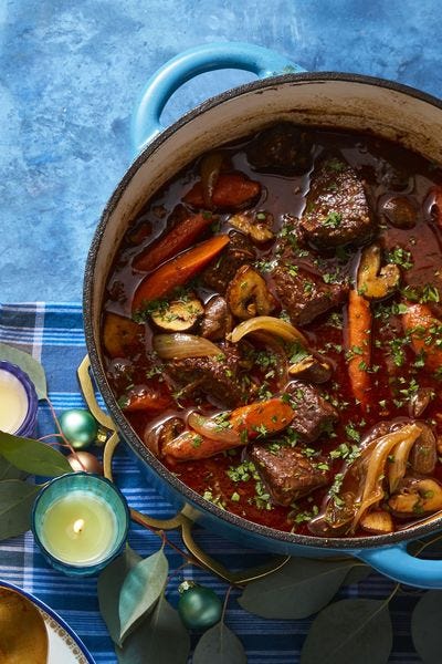 The only thing missing from a classic Beef Bourguignon recipe is delicious  smoke flavour!🔥😍 We had to add a smokey spin to traditional…