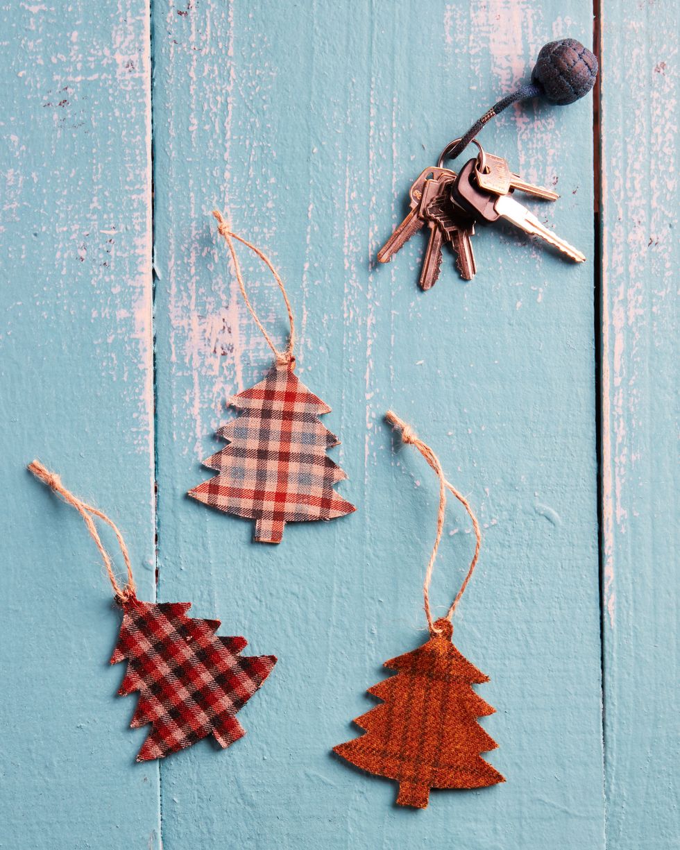 diy air fresheners in the shape of fir trees made from plaid fabric