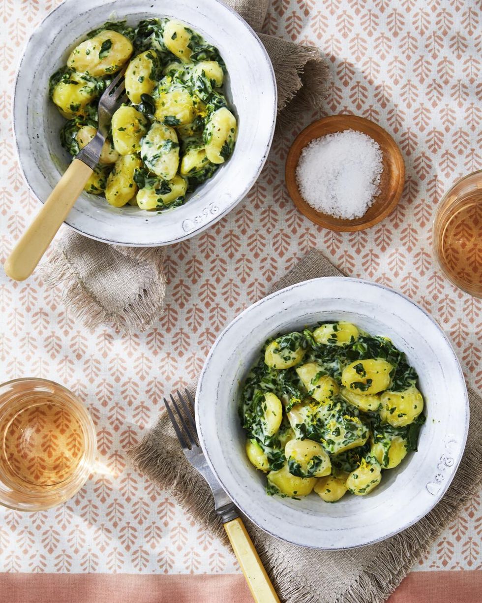 https://hips.hearstapps.com/hmg-prod/images/easy-dinner-ideas-gnocchi-with-creamed-spinach-64529b8bd78f3.jpg?crop=1xw:0.83359375xh;center,top&resize=980:*
