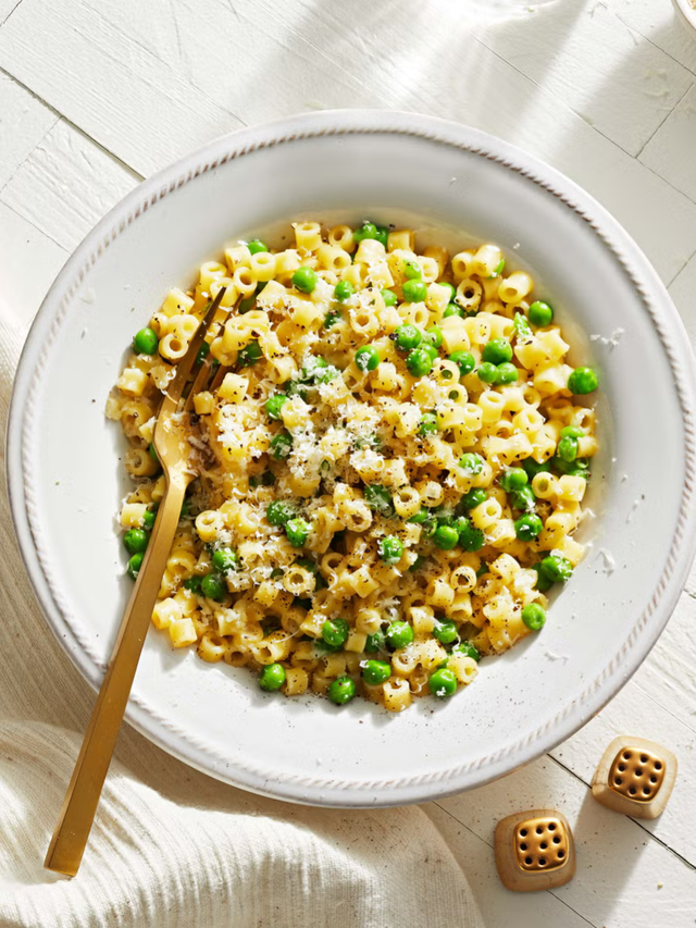 pasta e piselli with peas in a bowl