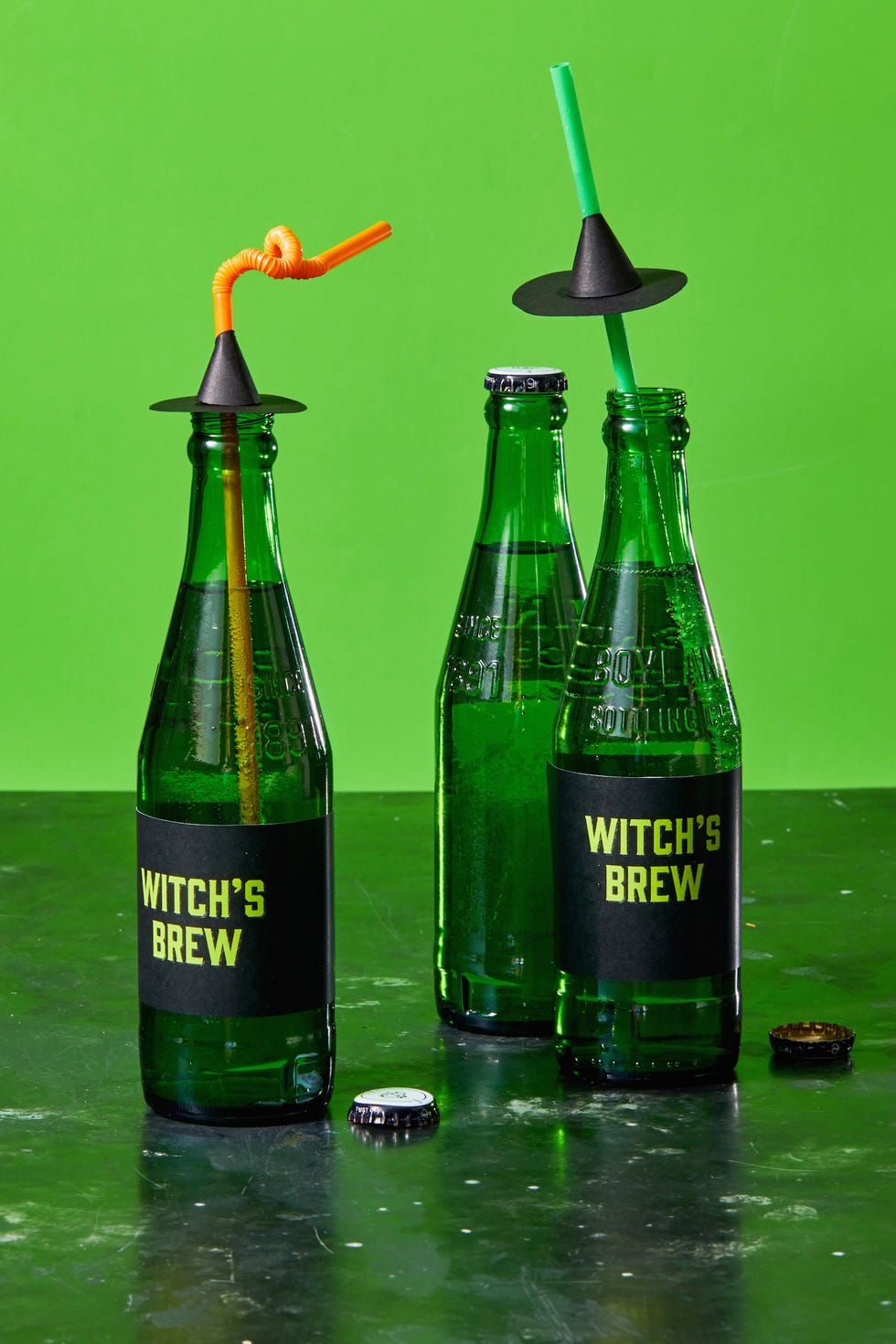 Bottle, Green, Beer bottle, Glass bottle, Water, Drink, Liquid, Drinkware, Tableware, 