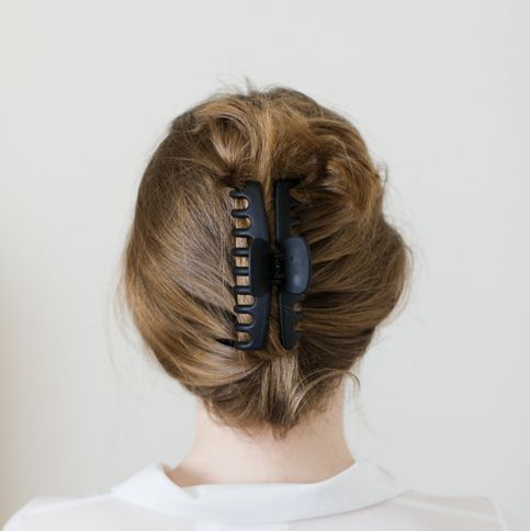 15 Easy Hairstyles You Can Do With a Hair Clip