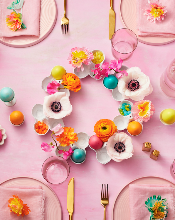 centro de mesa de pascua con flores y cartón de huevos