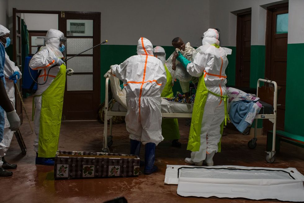 Een klein meisje overleed kort na aankomst in het ziekenhuis en werd postmortem als ebolaslachtoffer gediagnosticeerd Alle patinten die in Kyondo overlijden krijgen een veilige en waardige begrafenis ongeacht de doodsoorzaak