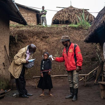 Het leven tijdens een ebola-uitbraak: strijden tegen wantrouwen en levens redden In Vayana een dorpje op twee uur rijden van de stad Butembo in de Democratische Republiek Congo DRC neemt een team van de Wereldgezondheidsorganisatie WHO de temperatuur op van Confirme Masika Mughanyira 7 Bij de ebolauitbraak verloor Confirme haar beide ouders oudere broer en jongere zus Als enige overlevende van het gezin wordt ze nu door familieleden opgevangen