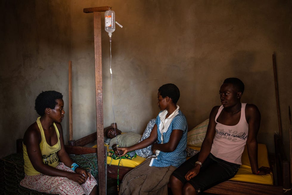 In een privkliniek in Beni zitten drie zussen aan het bed van Kakule Kavendivwa 14 die mogelijk met ebola is besmet De dag ervoor hadden ze hun broertje naar een naburige kliniek gebracht maar waren weer gevlucht toen het team hen aanspoorde om hem in een behandelcentrum te laten opnemen Het centrum alarmeerde de WHO die het gezin opspoorde Na urenlange gesprekken met sociaal werkers uit het dorp van de zussen lieten ze hun broer per ambulance naar een behandelcentrum brengen
