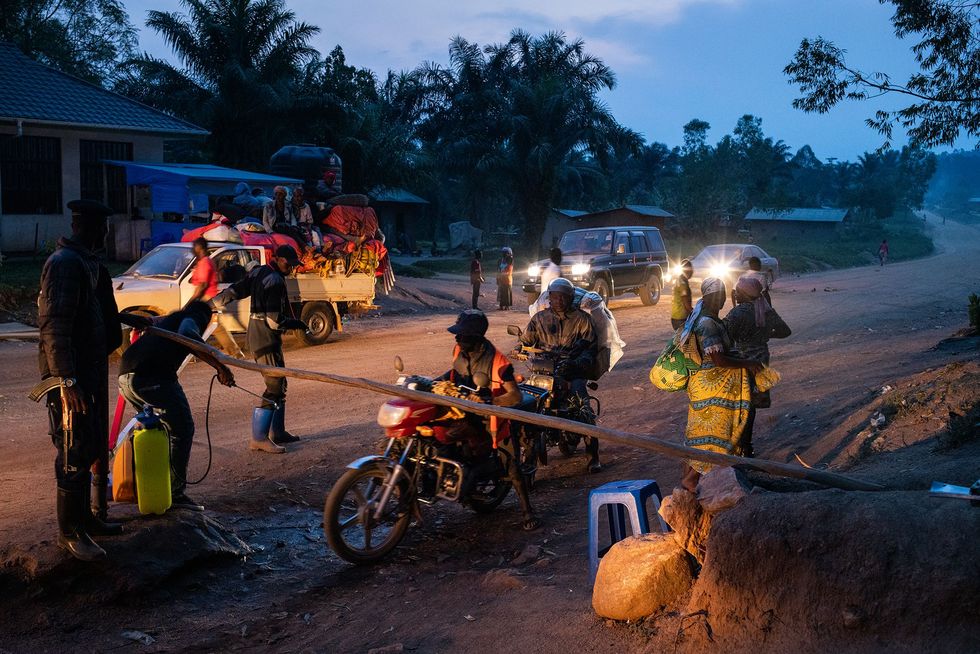 Bij het checkpoint van Mukulya op de weg tussen Beni en Butembo worden de wielen van voertuigen met chloorwater afgespoeld en wordt bij mensen de temperatuur opgenomen De regering van de DRC heeft op deze weg een groot aantal checkpoints opgezet om de verspreiding van het ebolavirus vanuit besmette gebieden tot staan te brengen