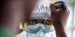 In het doorverwijscentrum voor ebolapatinten in Butembo in de Democratische Republiek Congo DRC trekt een lid van het medisch team zijn beschermende kleding aan Het transitcentrum is momenteel het enige functionerende behandelcentrum voor ebolapatinten in Butembo nadat twee andere centra werden aangevallen en platgebrand