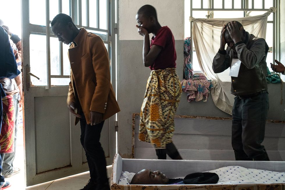 Vrienden en familie van politieman Tabu Amuli Emmanuel bekijken zijn lichaam in het mortuarium in het Matandaziekenhuis in Butembo Ruim een week na de aanval waarbij Emmanuel omkwam werd het centrum opnieuw aangevallen waarbij een andere politieagent werd gedood en een gezondheidswerker gewond raakte