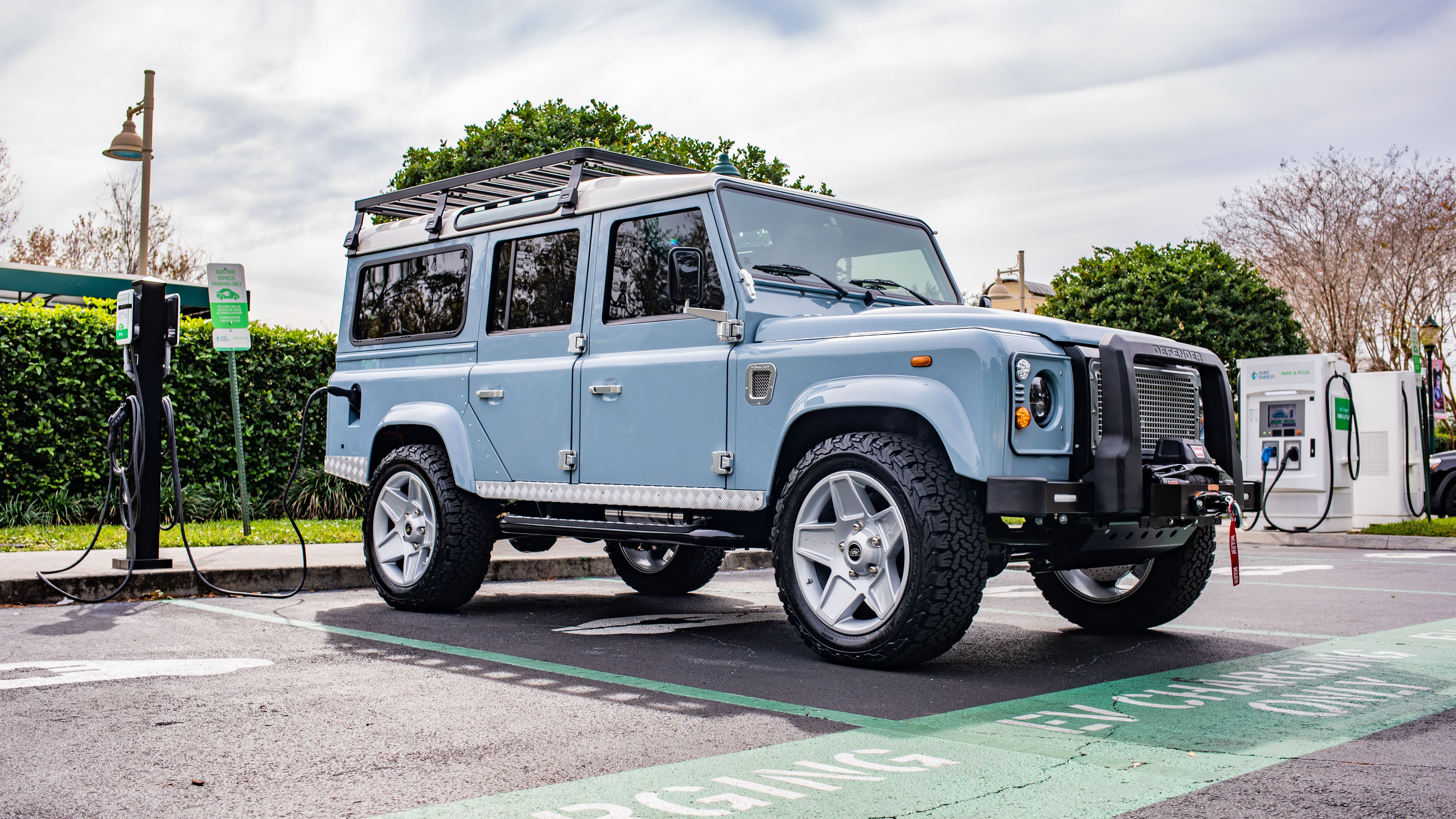 Universiteit browser presentatie The Land Rover Defender with the Heart of a Tesla