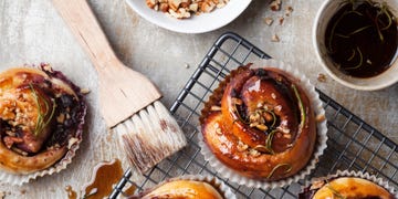 gebakjes op een koelrek met glazuur en een kwast