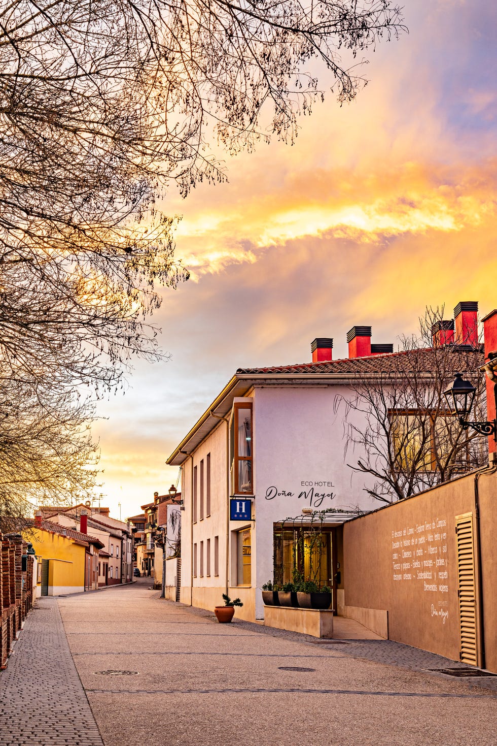 eco hotel dona mayor, diseno rustico y sostenibilidad en este refugio de paz y naturaleza en el corazon de palencia