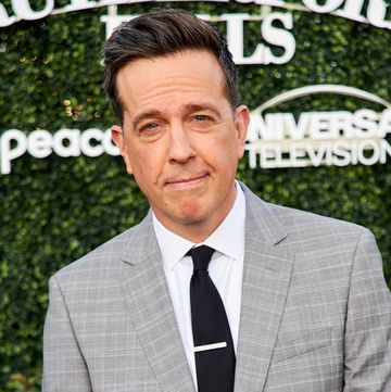 ed helms attends a premiere wearing a grey suit and black tie