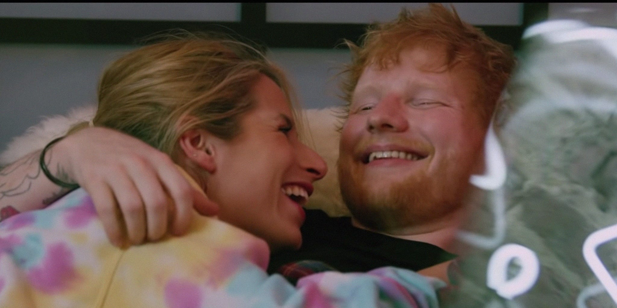 Ed Sheeran e la moglie Cherry Seaborn nel video Put it all on me