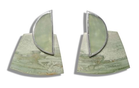pair of post earrings in green stone