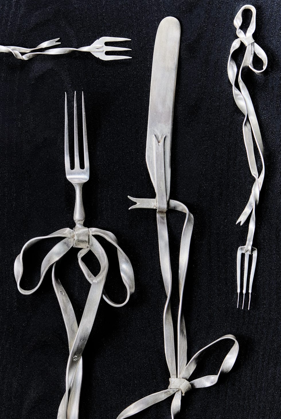 silver ribbon and bow cutlery set with small diamonds
